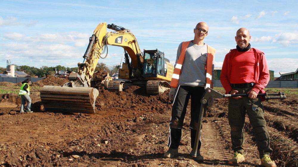 Grabungsarbeiten bei der Bahntrasse beim Flughafen: Grabungsleiter Pascale Brandstätter und Kampfmittelexperte Danny Thater (rechts)
