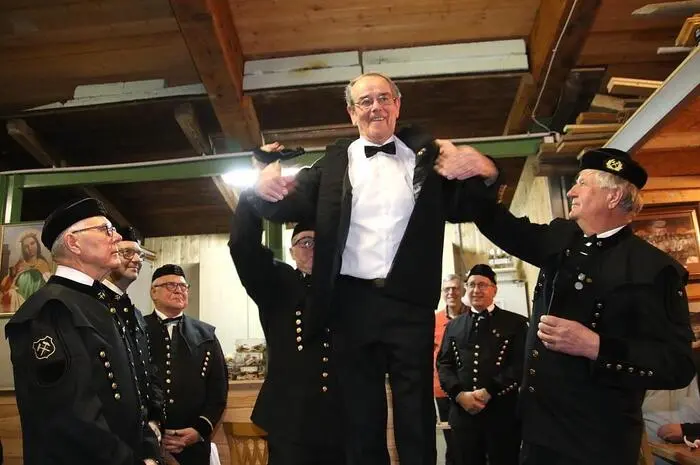 Durch den Sprung über das Bergmannsleder wurden der ehemalige Bergmann im Karlschacht, Johann Kolb und Josef Lechner, Obmann des Musikvereines „Glück Auf Rosental“ in den Ehrenstand der Hauer aufgenommen. Unter den vielen Gästen waren der Bürgermeister von Rosental, Johannes Schmid, mit seinen beiden Vorgängern Engelbert Köppel und Franz Schriebl, Kurt Riemer, Bürgermeister von Maria Lankowitz, sowie die Nationalratsabgeordnete a.D. Sophie Bauer.