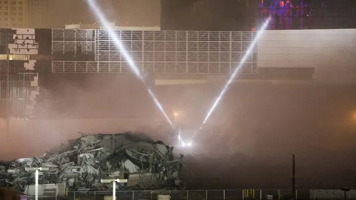 Bombast ist für gewöhnlich ganz im Sinne der US-Unterhaltungsmetropole Las Vegas: Doch dieser Big Bäng war nicht im Sinne aller - das legendäre Riviera-Casino ist Geschichte.