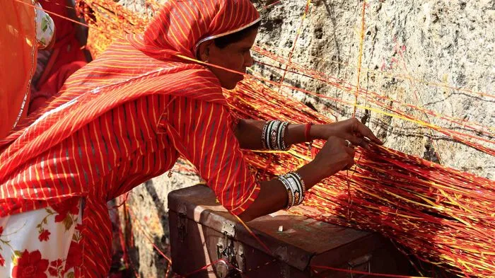 Hinduistische Frauen in Ajmer (Indien) knüpften anlässlich des "Hariyali Amavasya"-Tages einen Segnungsknoten am heiligen "Kalpavriksha"-Baum. "Hariyali Amavasya" ist ein Glückstag, der im Norden Indiens während des sogenannten "Shravana"-Monats des hinduistischen Kalenders begangen wird.