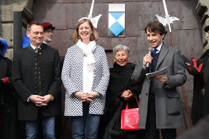 Mit der symbolischen Öffnung des Burgtores, die von Burgherr Emanuel von und zu Liechtenstein durchgeführt wird, ist die Saison 2018 eröffnet und die Riegersburg wieder für Besucher offen. 