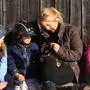 Iva Schell singt mit den Kindern
