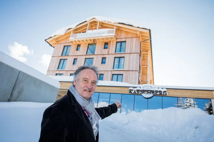 Wolfgang Hinteregger vor seinem Hotel "Das Katschberg". Es wurde runderneuert, hatte aber wegen des Lockdowns noch keine einzigen Tag offen.