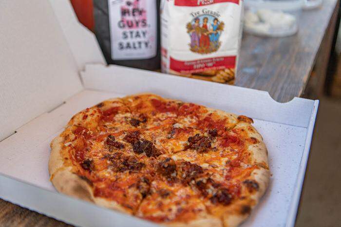 Zwei Klassiker der italienischen Küche treffen hier aufeinander: Salsiccia und Pizza