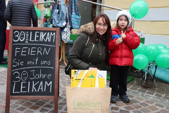 Ulrike Sallinger mit Sohn Gabriel Sallinger (4 Jahre) vom Lammfleisch Biohof am Sörgerberg, haben schon vieles für's Christkindl beim LEIKAM eingekauft.