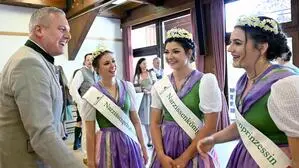 LH Mario Kunasek mit den Hoheiten Prinzessin Johanna Murauer, Königin Magdalena Egger, Prinzessin Celina Gschaider