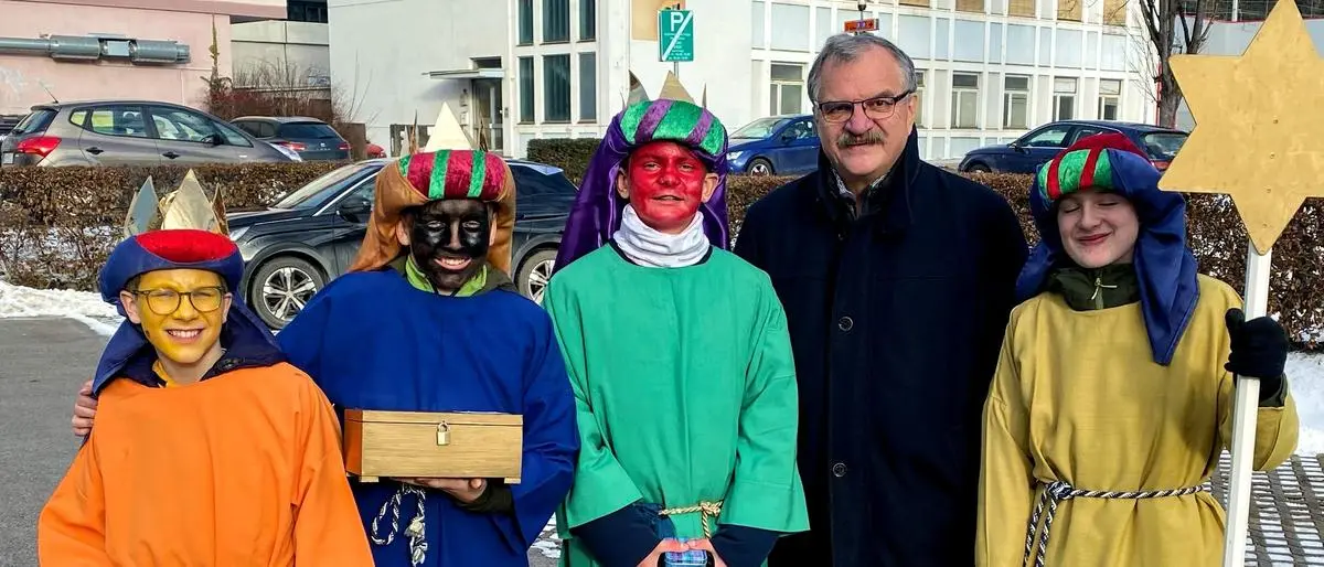 Gelb, Schwarz, Rot - alle Farben sind hier vertreten. Eine aktuelle Sternsinger-Gruppe mit Jürgen Krapscha im Mürztal