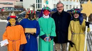 Gelb, Schwarz, Rot - alle Farben sind hier vertreten. Eine aktuelle Sternsinger-Gruppe mit Jürgen Krapscha im Mürztal