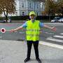 Hannes Komar steht Tag für Tag an der Straße, um Jüngeren den Schulweg zu erleichtern