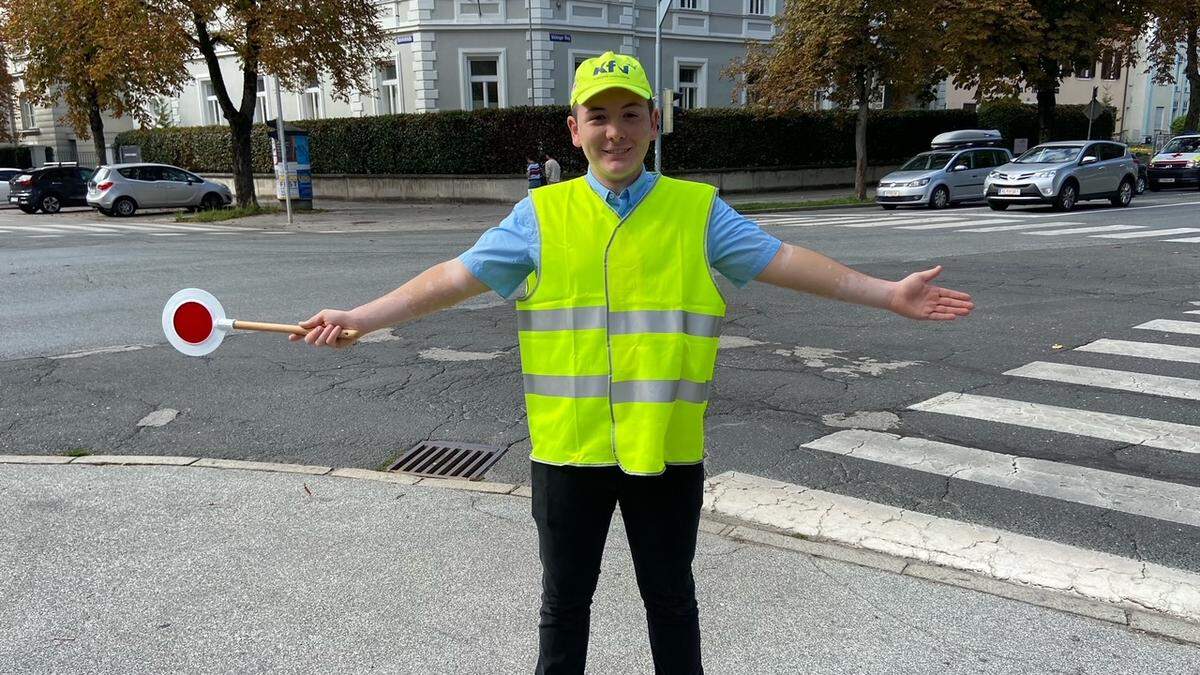 Hannes Komar steht Tag für Tag an der Straße, um Jüngeren den Schulweg zu erleichtern