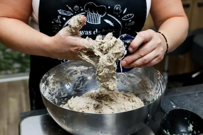 In diesem Sauerkraut-Käse-Brot vereinen sich herzhafter Roggen, aromatisches Sauerkraut und würziger Emmentaler zu einem wahren Genuss. 
