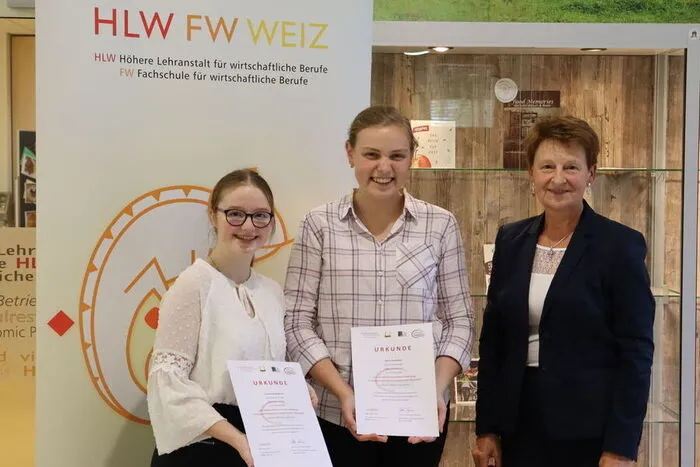 Jasmina Kerschenbauer und Martina Klaminger haben die Ausbildung zur Jungsommeliére absolviert.