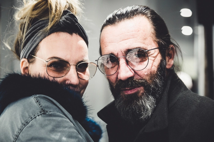 ... Die Metallkollektion des steirischen Brillenlabels "Andy Wolf" wurde erstmals gezeigt: Katharina Schlager (im Bild mit Roland Supper) stellte federleichte Modelle aus Metall vor, die kürzlich in Paris heftig beklatscht wurden.