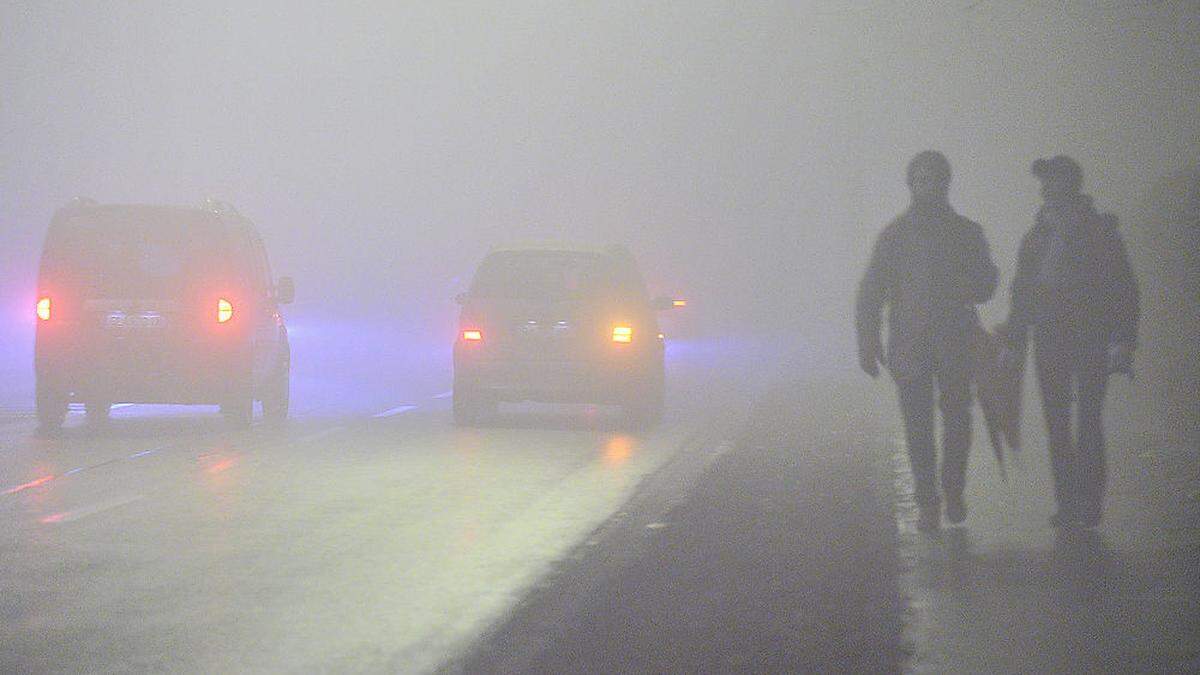 Dunkel gekleidete Fußgänger werden erst später gesehen – helle Kleidung und Reflektoren unterstützen die Sichtbarkeit