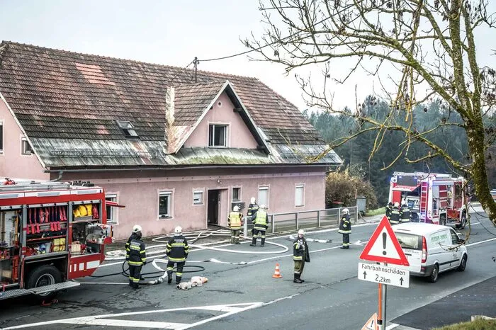 Acht Freiwillige Feuerwehren standen Donnerstagvormittag im Löscheinsatz.