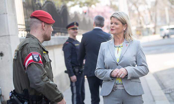 Ministerin Tanner mit einem Militärpolizisten vor der französischen Botschaft