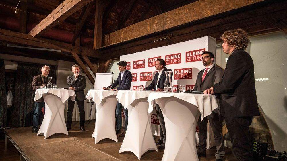 Reger Austausch auf der Bühne zwischen den Moderatoren und Journalisten Thomas Cik, Andreas Jandl und den Kandidaten