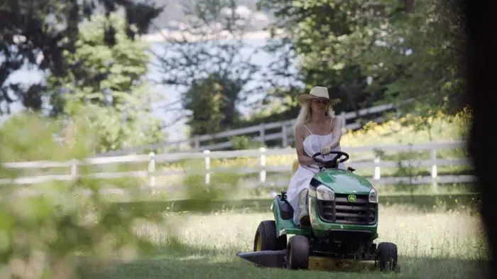 Unterwegs auf dem Rasenmäher