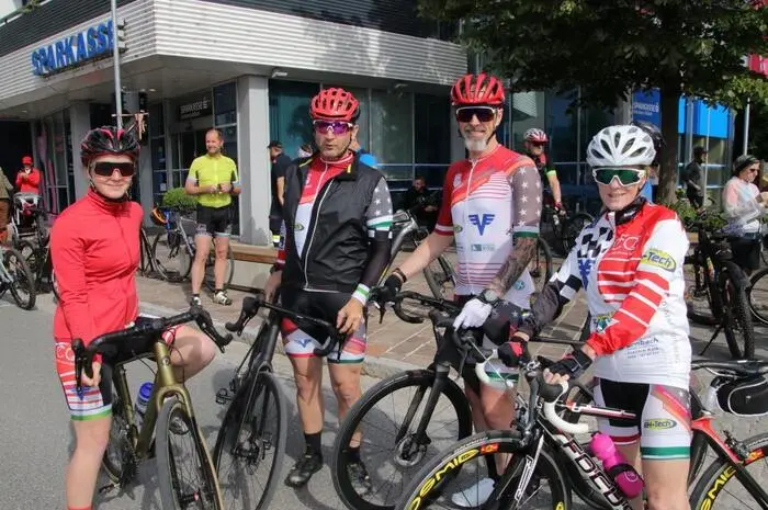 Rekordverdächtige 350 Radlerinnen und Radler, unter ihnen sehr viele Kinder, machten sich auf die zwölf Kilometer lange, gemütliche Familienstrecke oder auf die herausfordernde 50-Kilometer Strecke über den Luckner auf den Weg. Bürgermeister Helmut Linhart gab das Startsignal, auch Elfi Bratschko, die Witwe des Begründers der Köflacher Radfahrtage, Karl Bratschko, war dabei.