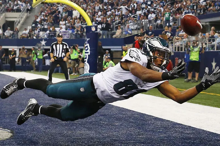 Ziel beim American Football ist es, durch Lauf- und Passspiel Raumgewinn zu erzielen und den Ball in die gegnerische Endzone, d.h. hinter die Goalline, zu bringen. Ein solcher Touchdown bringt sechs Punkte ein, ein Fieldgoal drei. Es stehen sich jeweils elf Spieler gegenüber, es gibt jedoch eigene Offensiv- und Defensivformationen sowie sogenannte Special Teams.