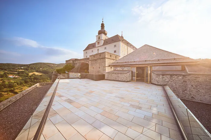 Cafe Grenadier. Das brandneue Café Restaurant Grenadier in der Burg Forchtenstein (Burgenland) lädt mit seiner gelungenen Mischung aus uralter Burgmauer und moderner Architektur mit Holz und Metall ein. Dazu erstklassige Küche und sympathische Gastgeber – angerichtet ist für eine tolle Feier. Mehr Infos unter hochzeitlocations.info