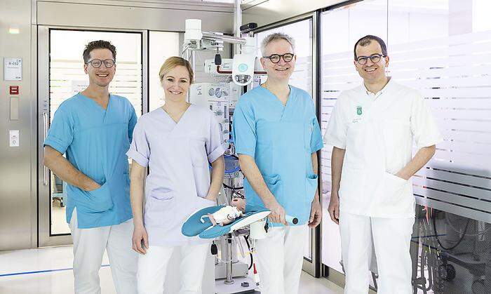 Das Team des Universitätsklinikums mit dem „Concord Birth Trolley“: Ernst Prethaler, Nina Höller, Berndt Urlesberger und Herbert Fluhr (von links)  