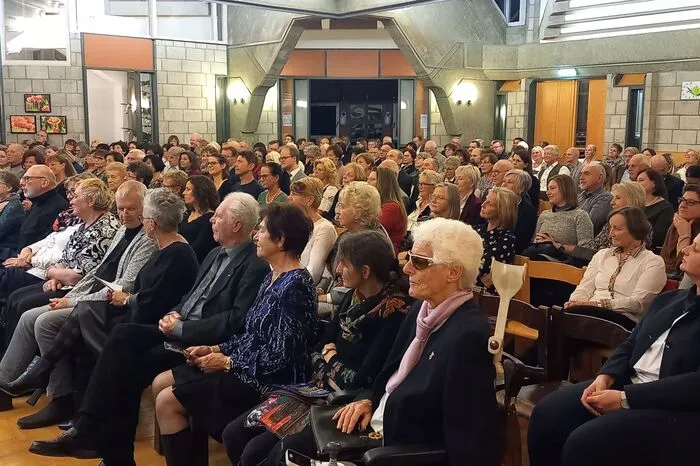 Eine Solistin gab es auch, Anja Schrettner spielte den 2. Satz des Konzerts für Viola und Orchester in c-moll von Bach. Abschließend und zur Einstimmung spielte das Orchester weihnachtliche Weisen und beim Andachtsjodler stimmte auch das Publikum mit ein.