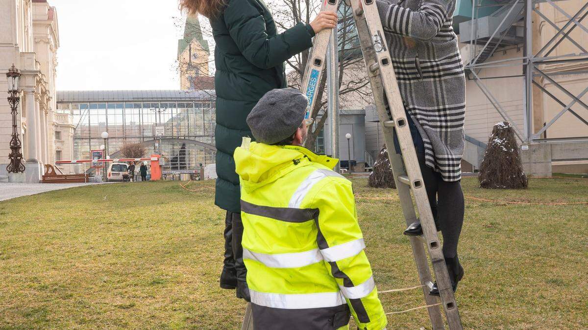 Opern-Intendantin Nora Schmid und Vizebürgermeisterin Judith Schwentner beim Enthüllen der Tafel