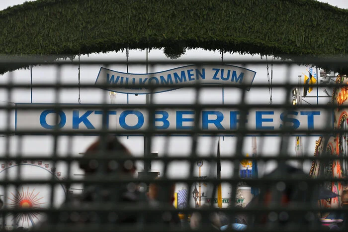 Besucher: Rund sechs Millionen kommen alljährlich auf die Wiesn, der Rekord von 1985 lag bei 7,1 Millionen. Im vergangenen Jahr ließen schlechtes Wetter und Terrorangst die Zahl auf 5,6 Millionen sinken - das ließ viele Besucher aber auch durchatmen: Endlich mal eine entspannte Wiesn.