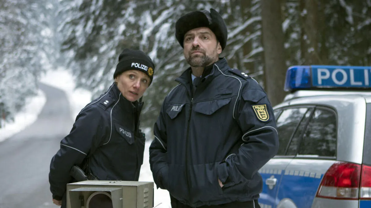 Die Ortspolizisten Elli (Christina Große) und Jörn Brunner (Juergen Maurer).