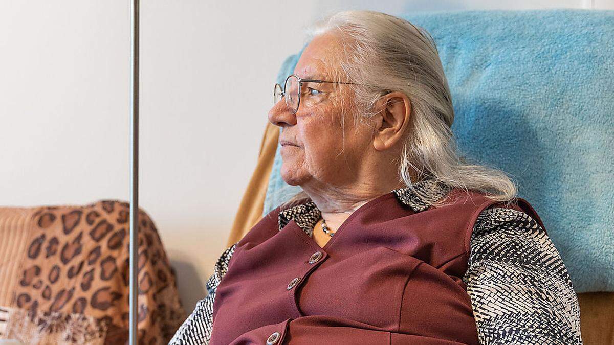 Die 81-jährige Gudrun Müller in ihrer Grazer Wohnung