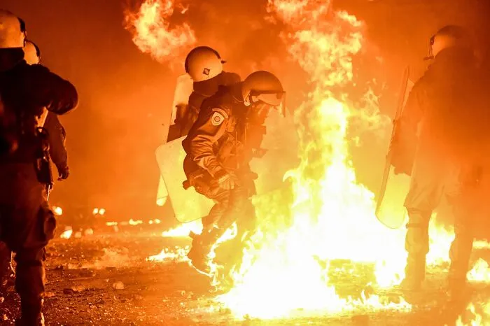 Wie die Behörden mitteilten, wurden dabei mindestens drei Menschen leicht verletzt. Zudem seien 13 Randalierer festgenommen worden, berichtete das Staatsfernsehen (ERT) unter Berufung auf die Polizei weiter.