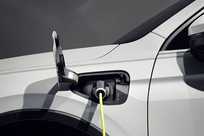Neu in der ansonsten bestehenbleibenden Motorenpalette ist der 1,5-Liter-Benziner namens eTSI, seines Zeichens ein Mildhybrid, der unter anderem mit abgeschaltetem Motor segeln kann.