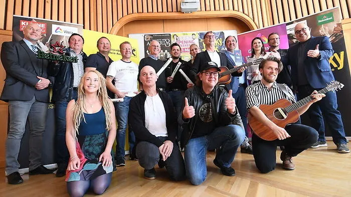 Musiker, Wirte und die Vertreter von Stadtmarketing und Stadtgemeinde präsentierten das diesjährige Honky-Tonk-Festival