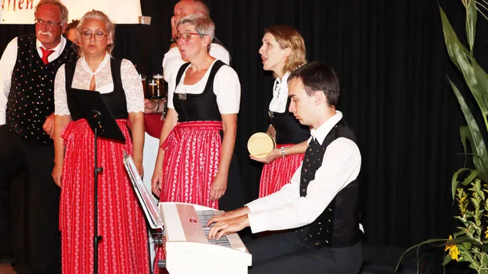Mit dabei ist auch das „Ter­zett Nach­klang“ unter der Lei­tung von Gi­se­la Gso­dam sowie Elvira Wadl, Veronika Simonitti und mit Matic Petek am Klavier. 