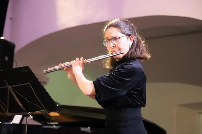 Sandra Sovdat – Querflöte (am Foto), 
Sandra Aspernig – Klavier
Largo  - 2. Satz aus dem Concerto in e-Moll. Von Saverio Mercadante
(1795-1870).

