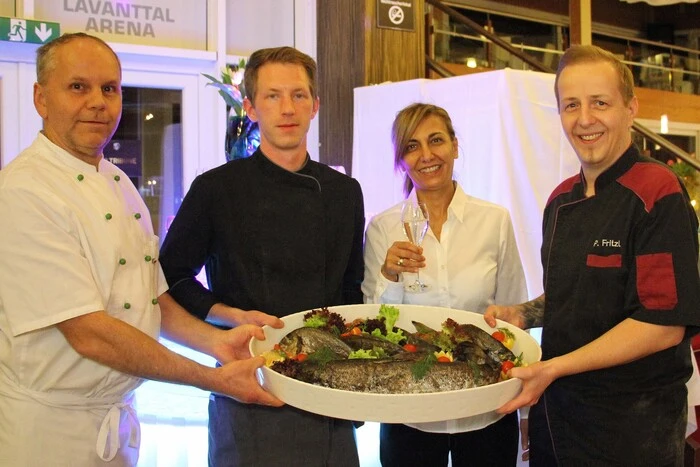 Hausherrin Sonja Nastl (Zweite von rechts) von der WAC-Lounge hatte mit ihrem Team, besonders aber mit Küchenchef Christian Brandner (Zweiter von links), bestens unterstützt von Andreas Hopp (links) und von Pierre Fritzl vom Gesundheitsressort  Weißenbach, wieder alles aufgeboten. 