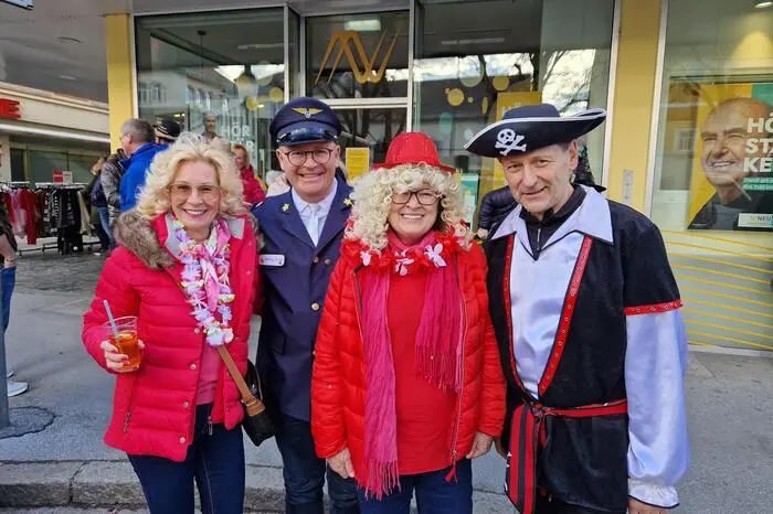 Bürgermeister Bernd Osprian kam als Pilot der Voitsberg Airline. „Bald hebe ich ab, wir bauen beim Stadion ja grad einen Flughafen“, erzählte das Stadtoberhaupt lachend.