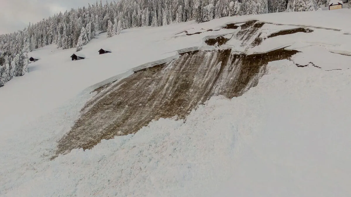 In Obertilliach ist eine Lawine auf die Gailtal Straße (B111) gerutscht