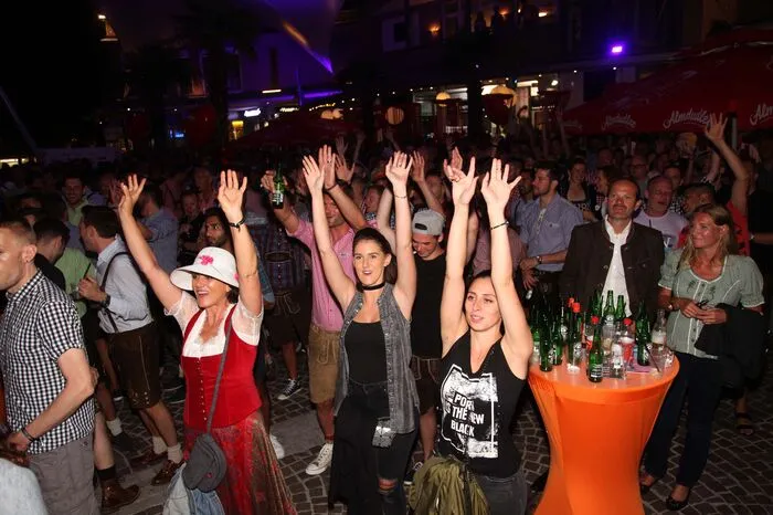 Am Donnerstag ging niemand nach Hause, denn bei der Almdudlerparty am Gemonaplatz feierten die Gäste durch.