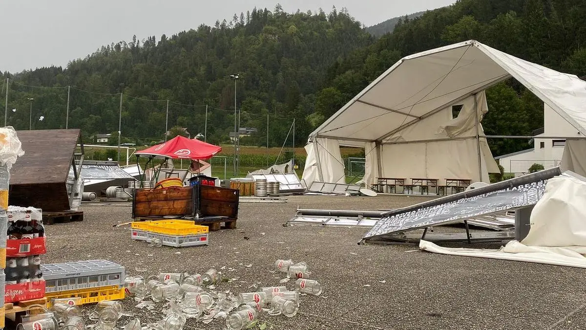 Die Vorbereitungen waren nahezu abgeschlossen, als binnen Minuten die Sturmböen das Zelt zerstörten 