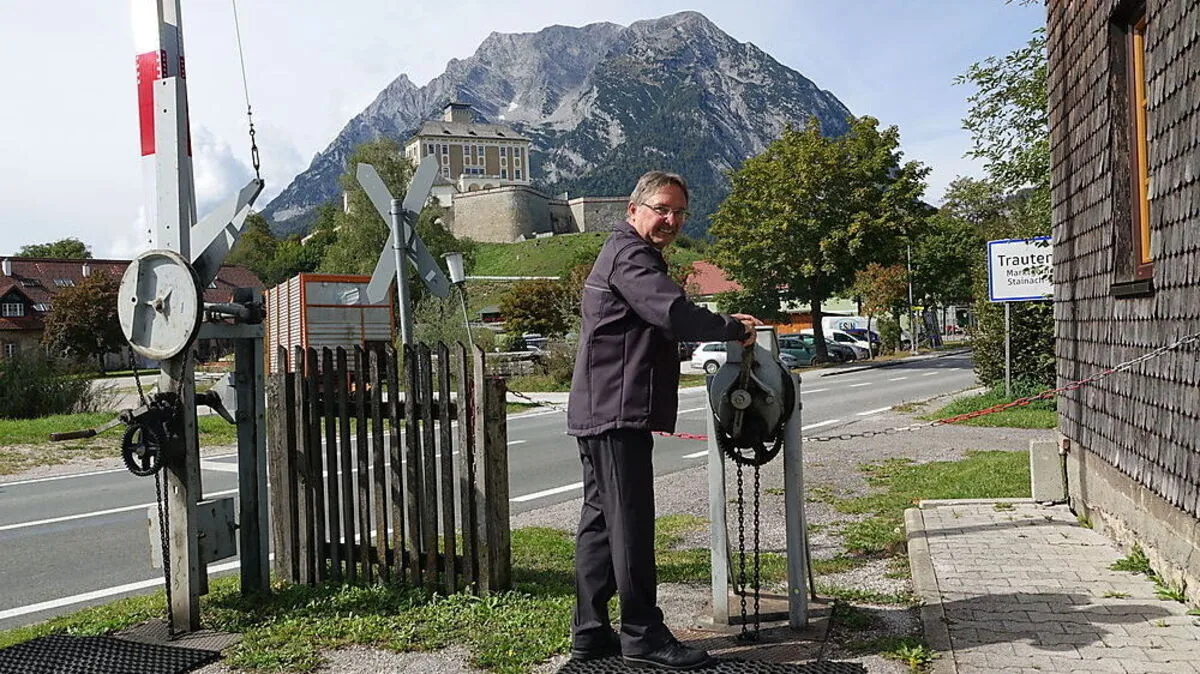 Erich Rohrmoser an seinem Arbeitsplatz vor malerischer Kulisse 