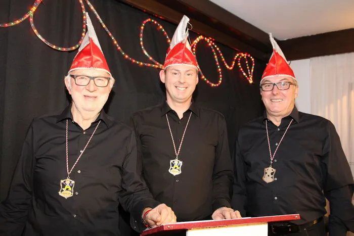 Der neue Narrenobmann Oliver Ebner (Mitte), mit Regisseur Josef Unterweger (rechts) und „Tschentsche“ Peter Tarmann (rechts)  