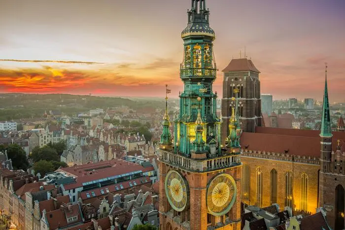 Die Marienkirche. An der im für die Region so typischen Backstein errichteten Basilika im gotischen Stil wurde 159 Jahre lang gebaut. 400 Stufen führen auf den 82 Meter hohen Glockenturm. Das mächtige Gotteshaus beherbergt mit einer Astronomischen Uhr aus dem 15. Jahrhundert und dem Triptychon „Das Jüngste Gericht“ des Alten Meisters Hans Memling zwei besondere Kunstschätze. Letzteres ist allerdings eine Kopie, das Original befindet sich im Nationalmuseum von Danzig.