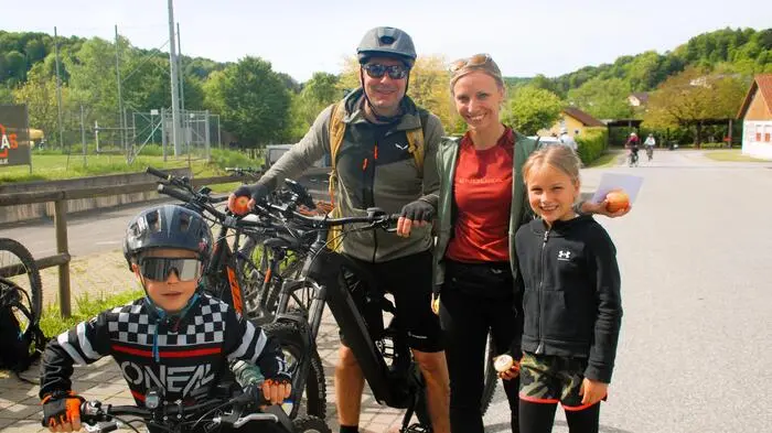 Am vergangenen Sonntag fand das „Familienradln“ auf der Apfelblütentour in Markt Hartmannsdorf statt. 