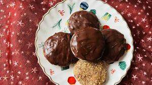 Elisen-Lebkuchen sind eine Köstlichkeit, die zu Weihnachten für viele unverzichtbar ist. Und sie sind rasch und einfach selbst zubereitet