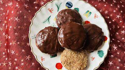 Elisen-Lebkuchen sind eine Köstlichkeit, die zu Weihnachten für viele unverzichtbar ist. Und sie sind rasch und einfach selbst zubereitet