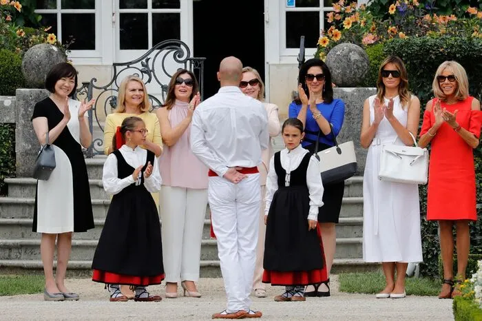 In dem kleinen Ort in der Nähe von Biarritz werden sie mit dem traditionellen Tanz der Basken vertraut gemacht.
