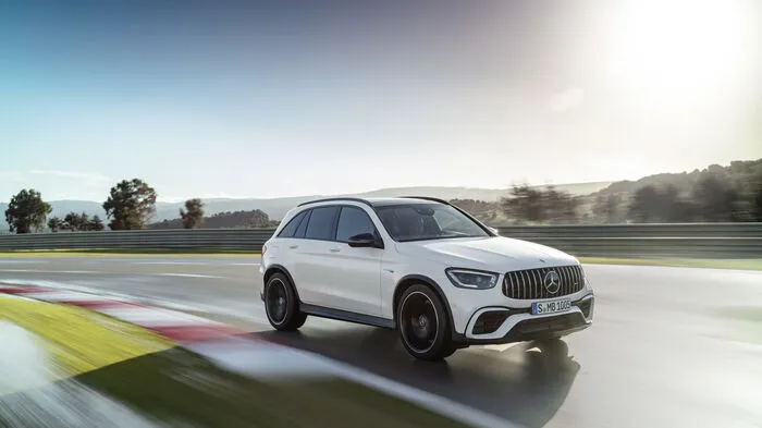 Der GLC und der dazugehörige Coupé-Ableger sind Mercedes' populärstes SUV, das nach vier Jahren auf dem Markt einmal gründlich aufgemöbelt wird.