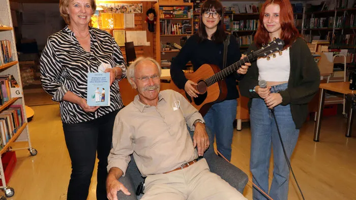Am Foto von Links: Anneliese Koller (Bibliothekarin), Gerd Seyerl (Buchautor), musikalisch umrahmten Anna Mauthner (Gitarre) und Elisa Hofstädter (Gesang) die Veranstaltung in der Bücherei in Glanegg.